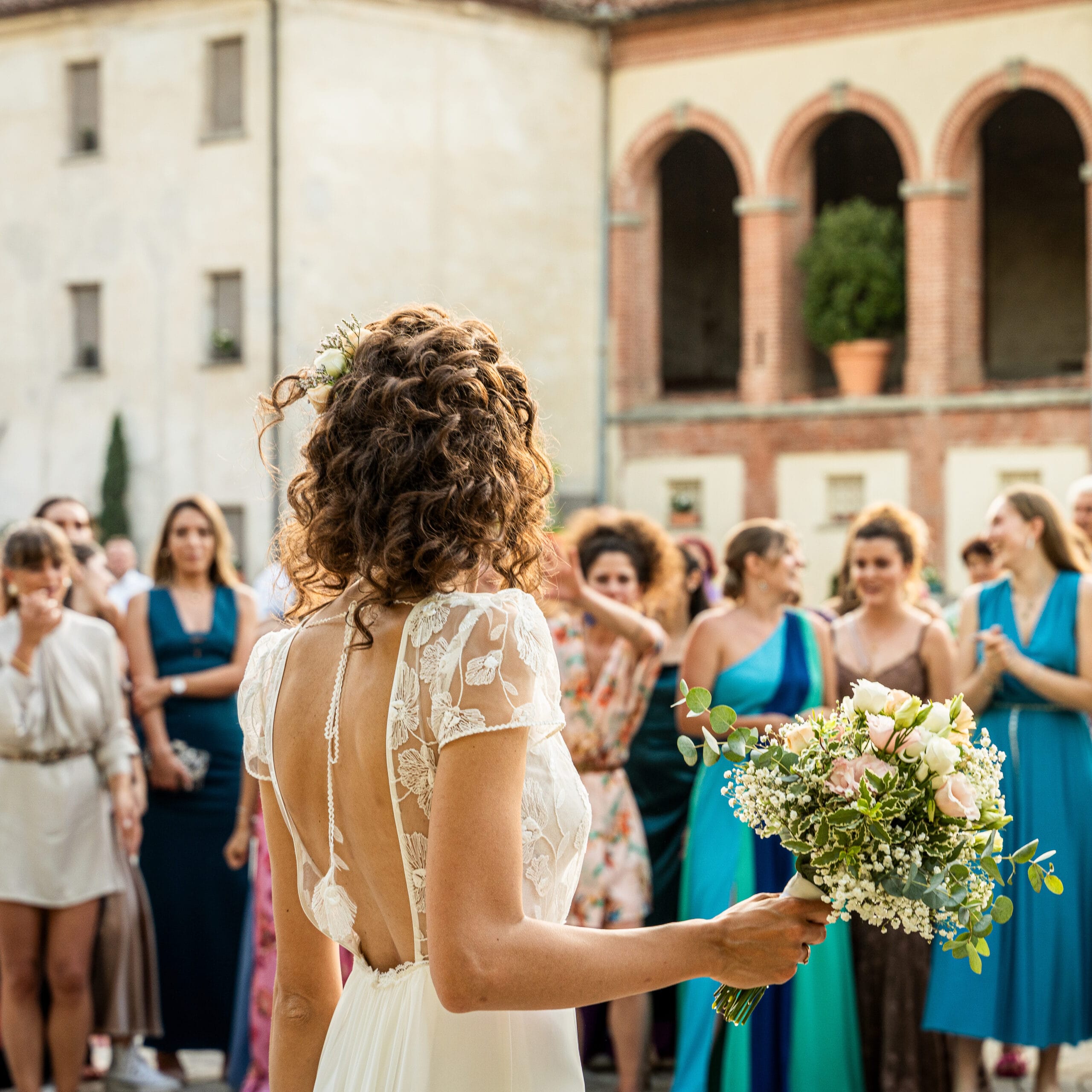 la sposa si prepara a lanciare il bouquet